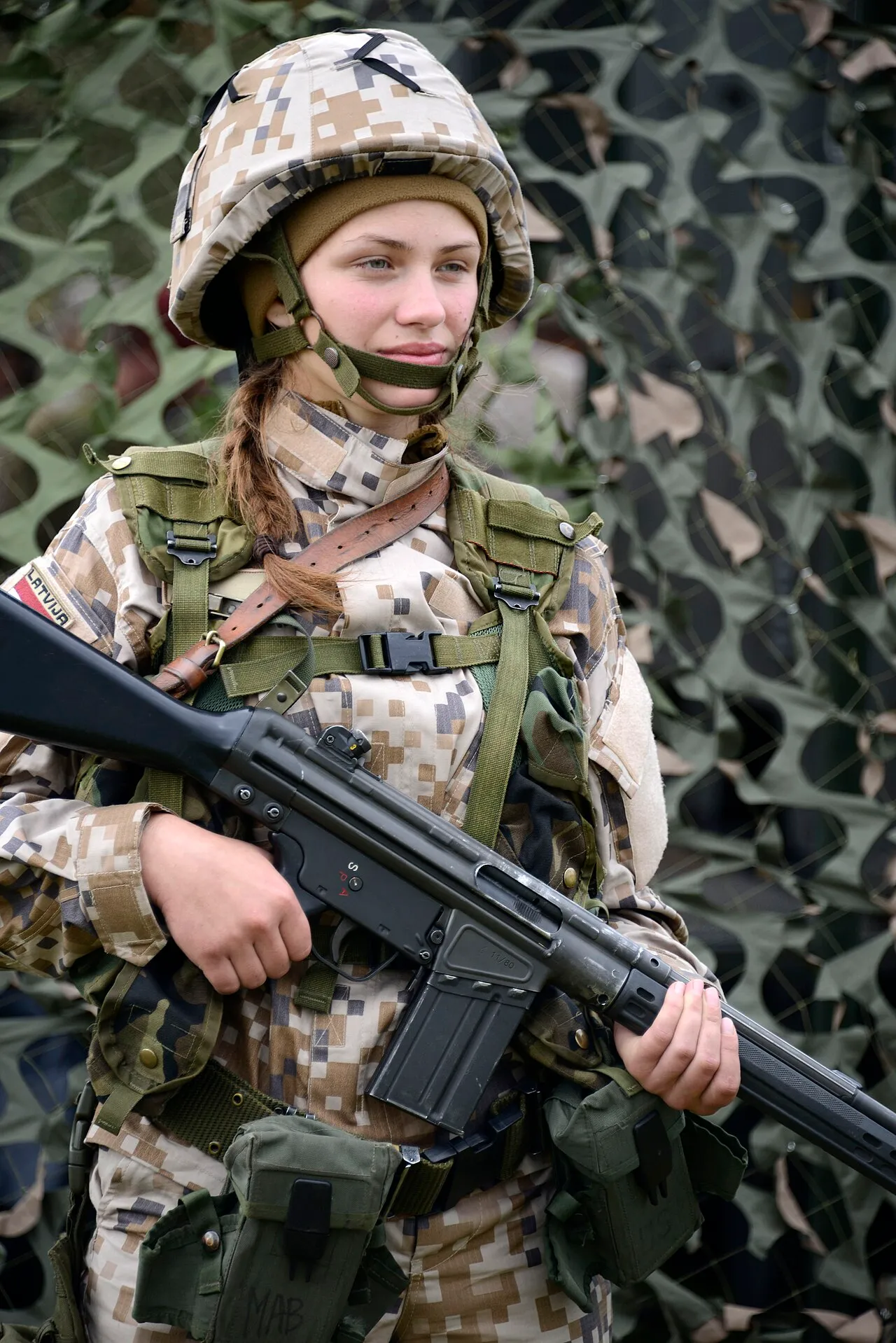Een Zemessardze (Letse Nationale Garde-soldaat) bewaakt een militair commandocentrum tijdens een oefening.
