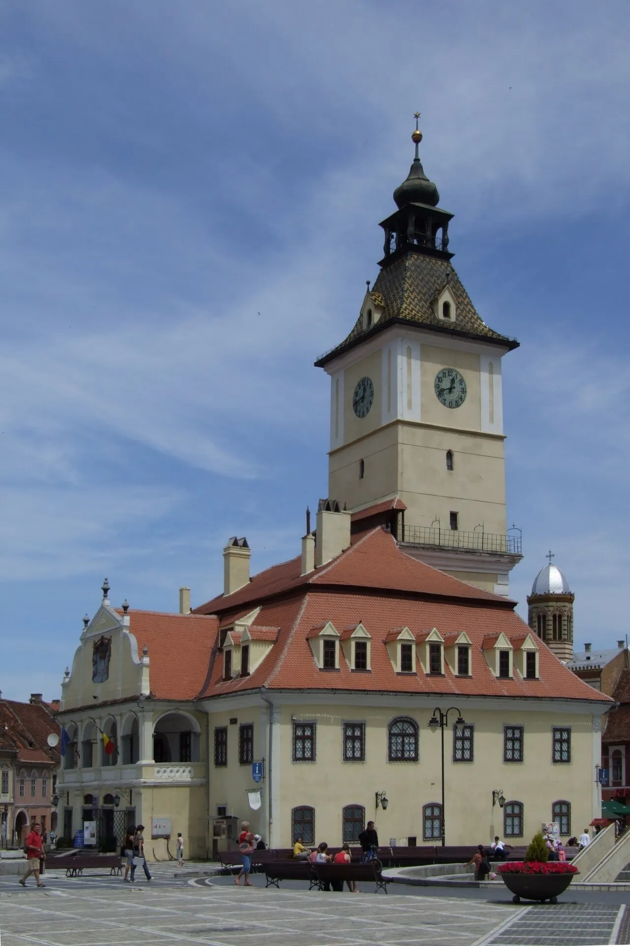 Casa Sfatului, het oude stadhuis van Braşov, de Roemeense stad waar het ontmantelde sabotagenetwerk de wapenfabriek Carfil op de korrel had.