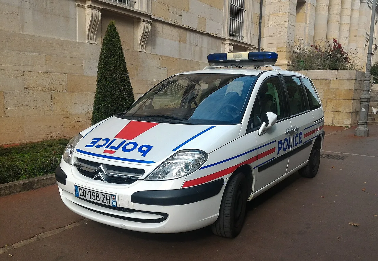 Een Franse politieauto, als beeld bij de grootschalige politie-inzet rond het protestweekend