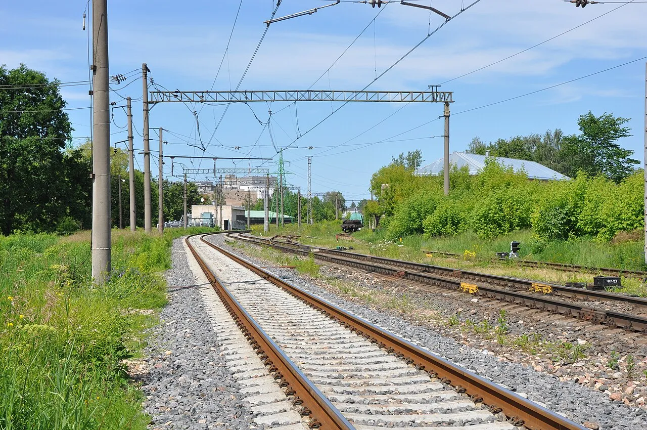Spoorlijn bij Rīga, onderdeel van het Letse spoorwegnet waarvan LatRailNet de infrastructuurheffing vaststelt.