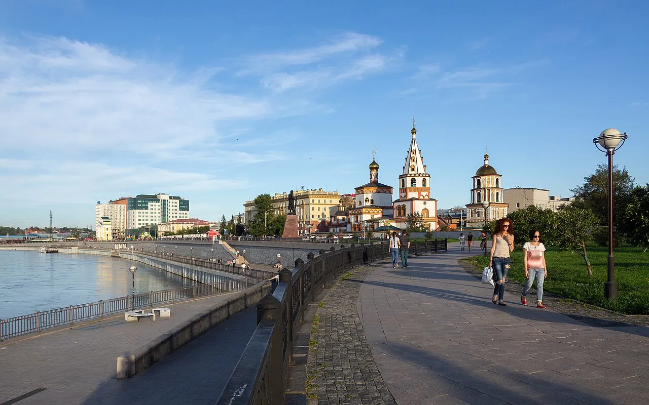De lager gelegen kade van de rivier Angara in Irkoetsk, Rusland, de stad waar de pestvrees speelt.