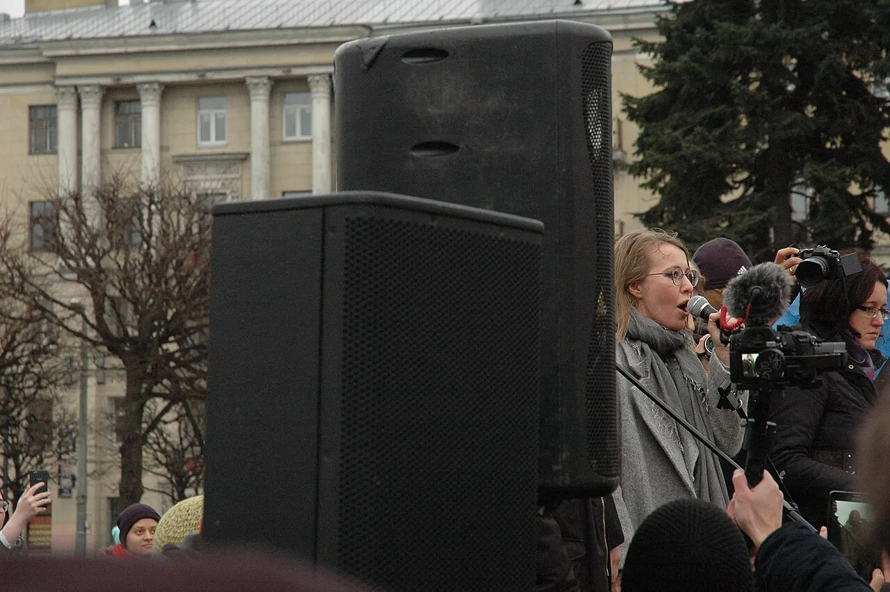 Ksenija Sobčaka tijdens een toespraak op een bijeenkomst in Sint-Petersburg, Rusland, in 2017.