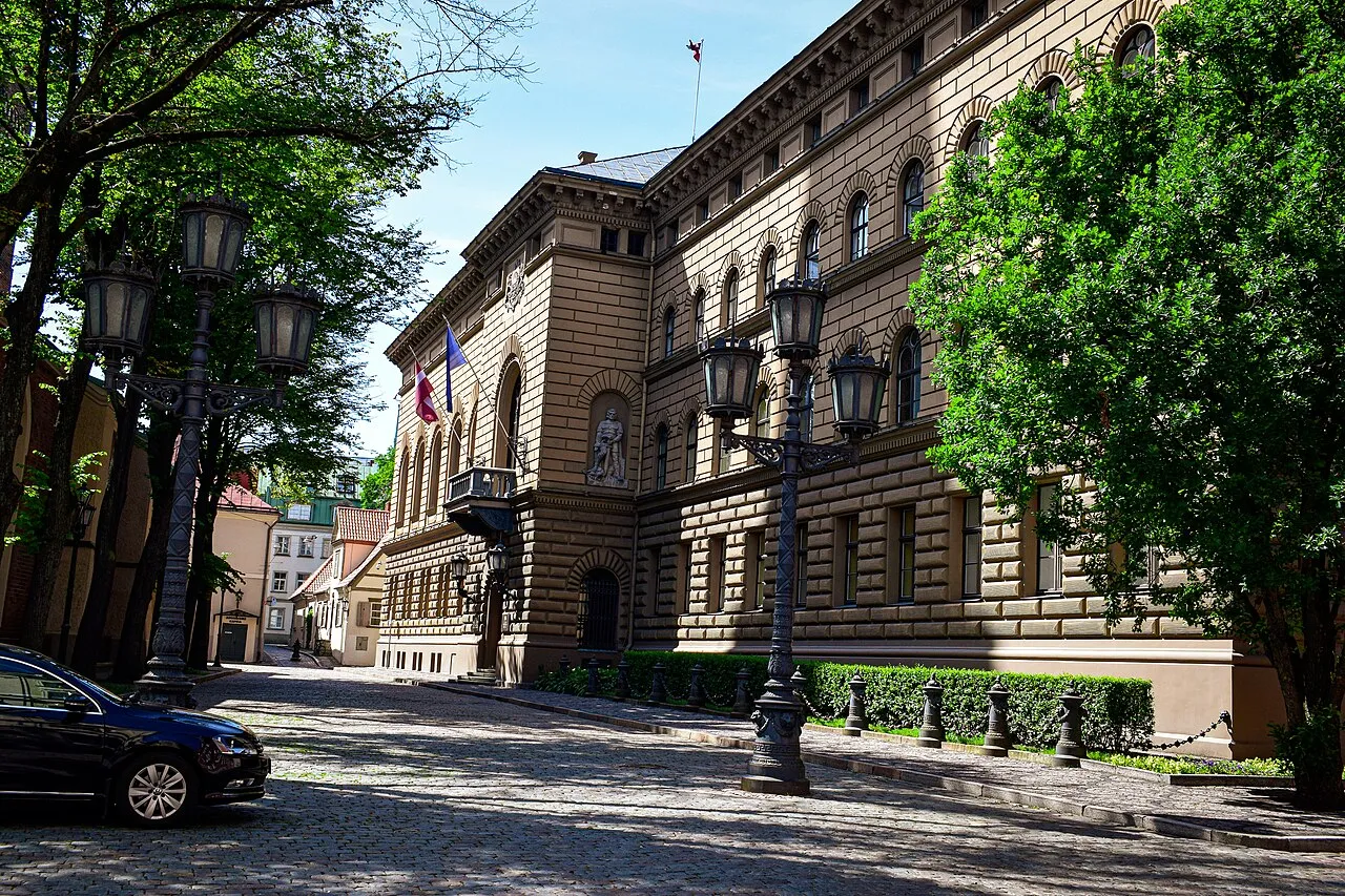 De gevel van het Saeima-gebouw, het Letse parlement, in Riga.