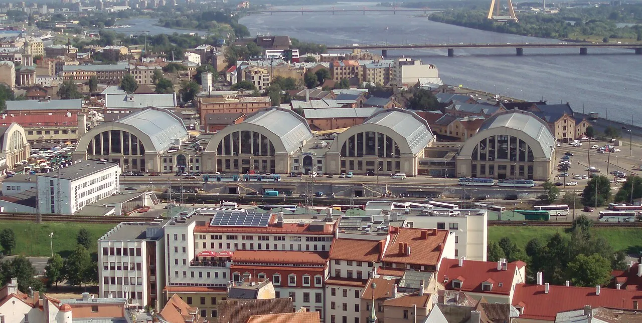 De Centrale Markthal van Riga, Letland, waar veel Letten hun boodschappen doen.