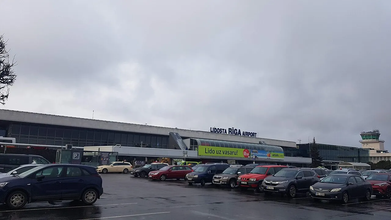Luchthaven van Riga, waar de nieuwe spoorverbinding naar het centrum begint.
