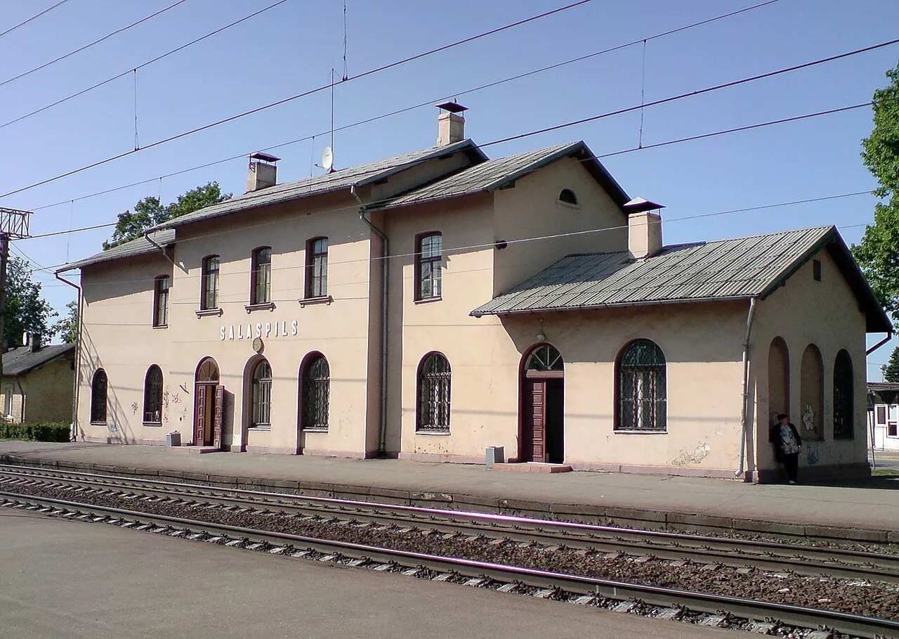 Het spoorwegstation van Salaspils in Letland.