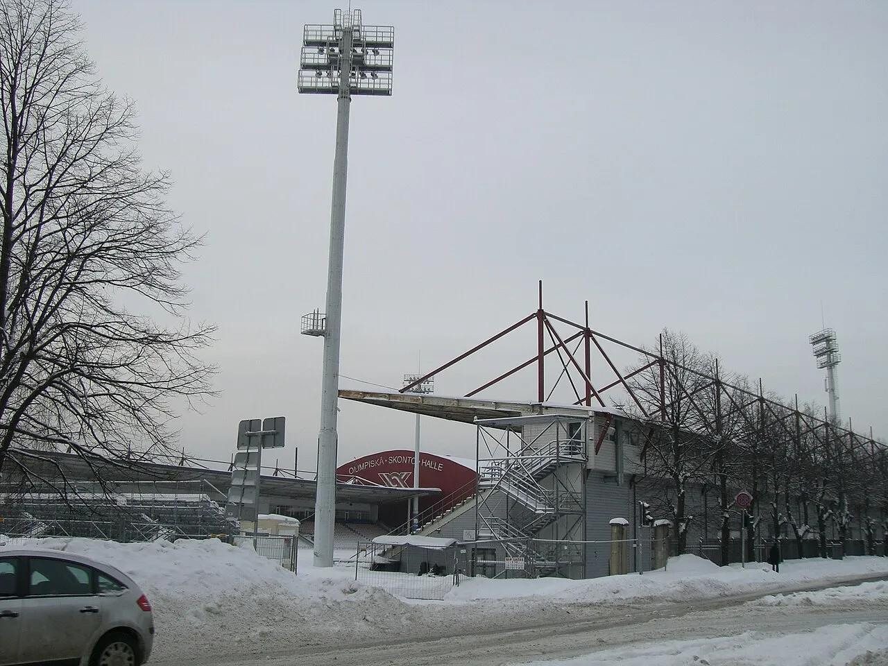 Buitenaanzicht van het Skonto-stadion in Riga, Letland, in de winter.