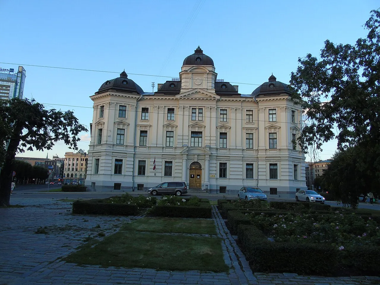 Rechtbankgebouw aan de Brīvības bulvāris in Riga, Letland.