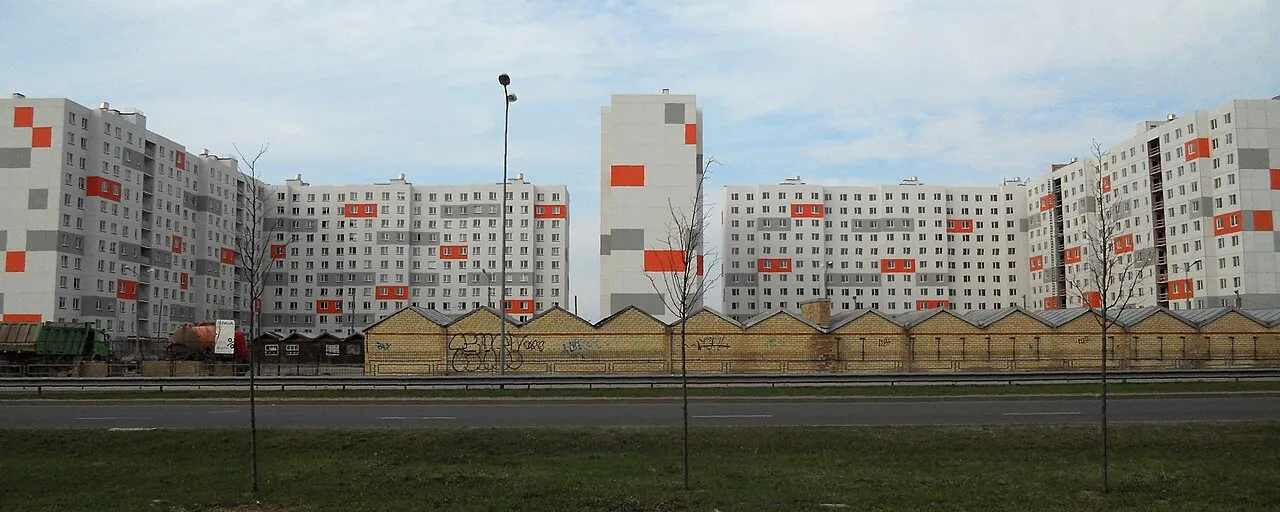 Een appartementengebouw aan de Ulbrokas iela in Riga, dichtbij de plek van de botsing.