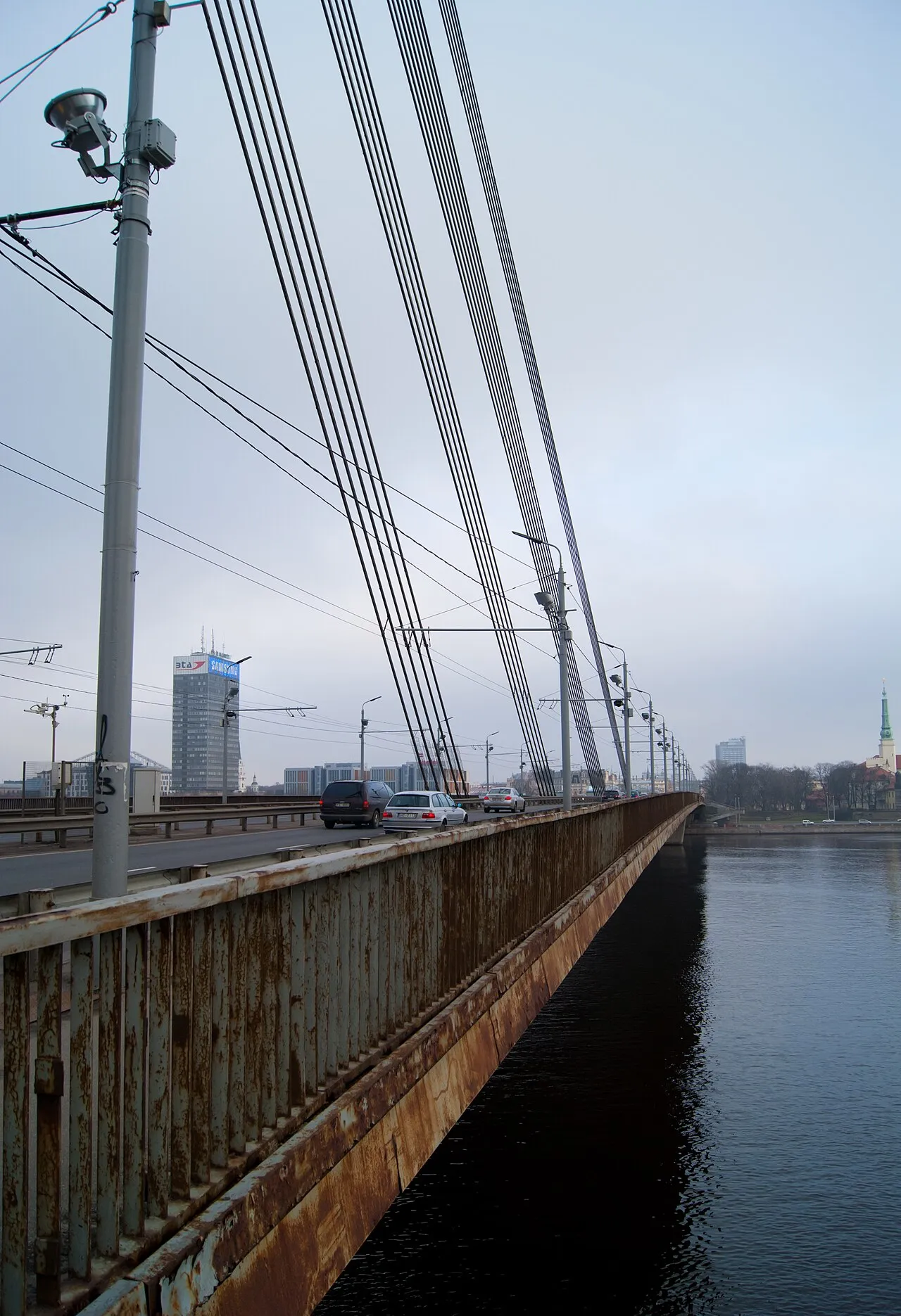 De Vanšu-brug, de tuibrug over de Daugava in Riga, Letland