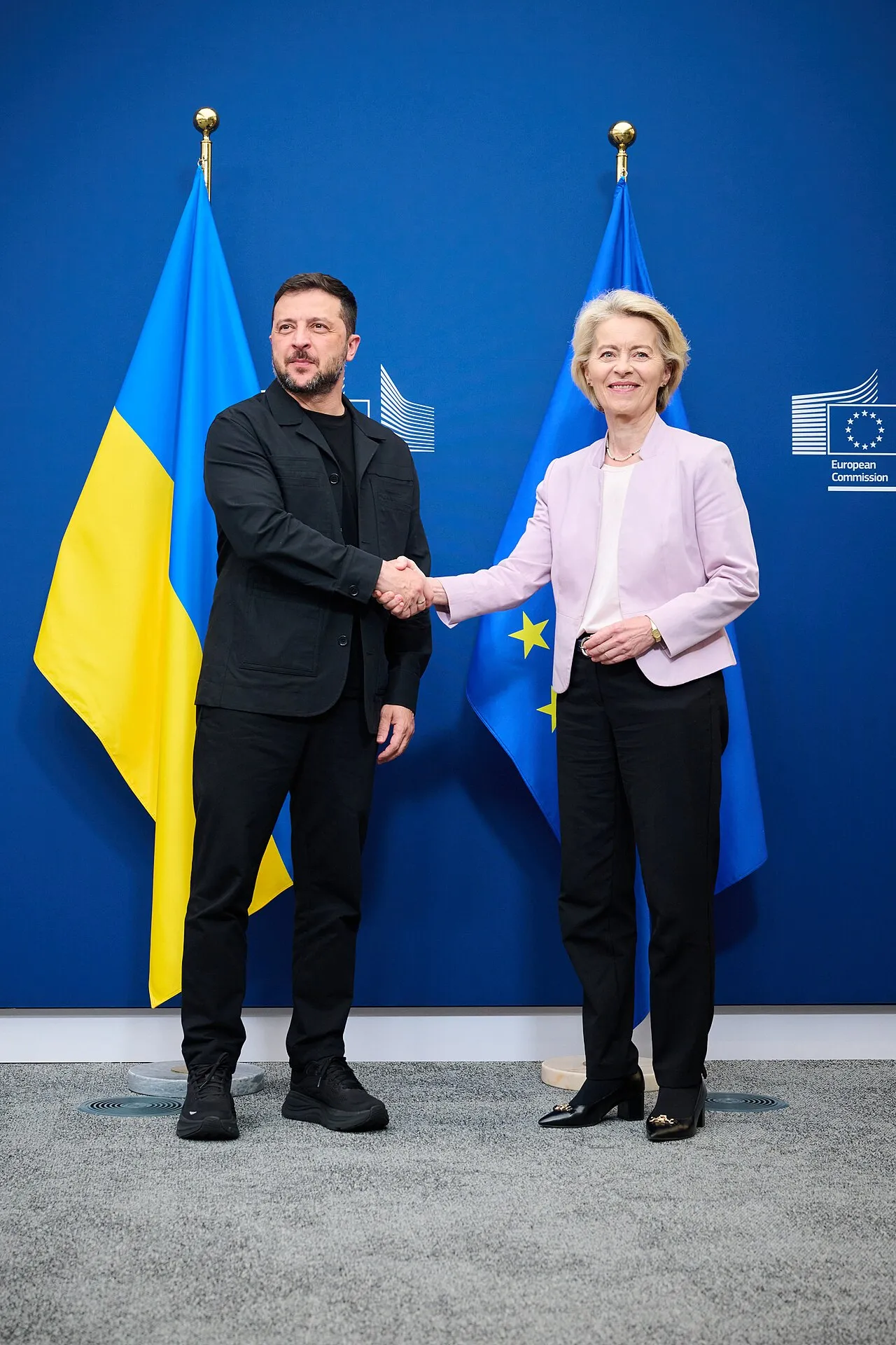Ukraina's president Volodymyr Zelensky, die kritiek uitte op Trumps besluit om nieuwe Ruslandsancties op te schorten, hier op een persmoment met EC-voorzitter Ursula von der Leyen in 2025.