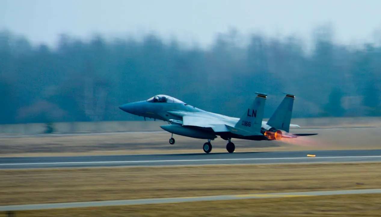 Een gevechtsvliegtuig stijgt op vanaf de Litouwse luchtmachtbasis Šiauliai tijdens een trainingsscramble.