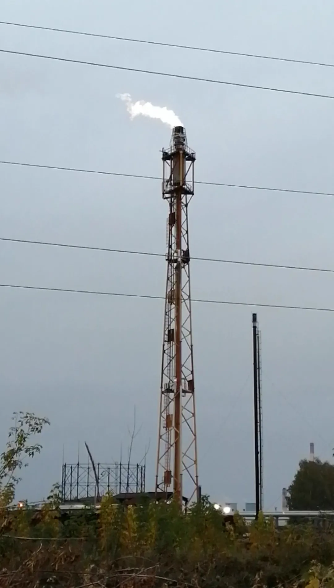 Een gasfakkel brandt bij de olieraffinaderij in Rjazan, Rusland.