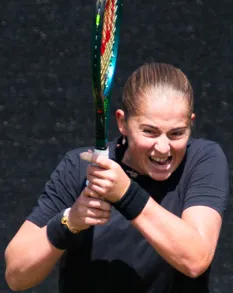 De Letse tennisster Aļona Ostapenko tijdens een wedstrijd in 2024.