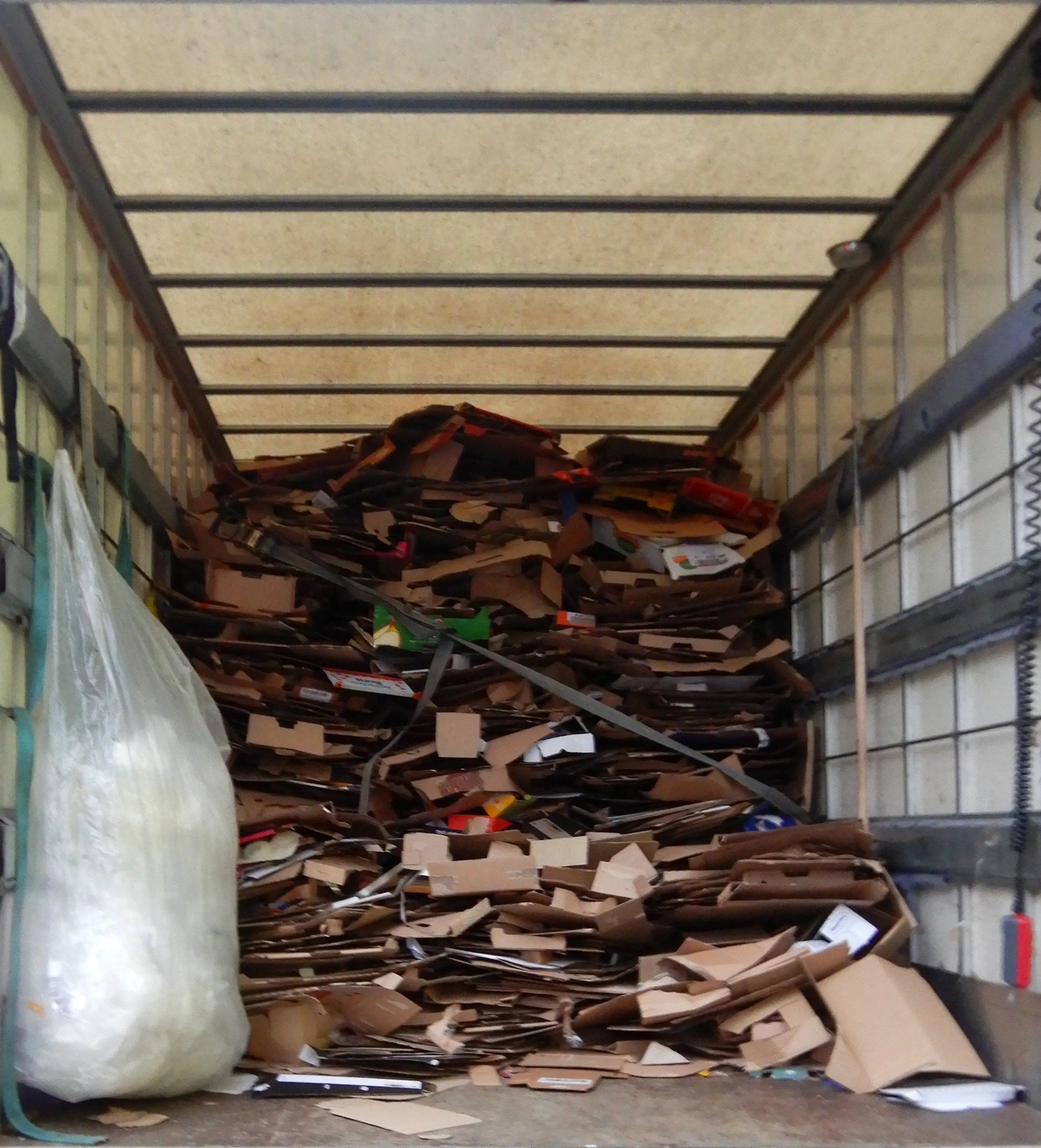 Verpakkingsafval, plastic en karton, verzameld voor recycling buiten een supermarkt