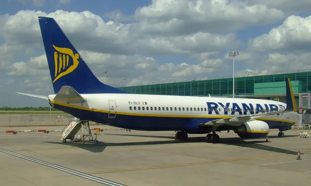 Een Boeing 737-800 van Ryanair op luchthaven Londen Stansted.